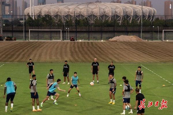 广东宏远训练开放日；集结日调整名单引欢呼；意甲在即；心理建设被强调