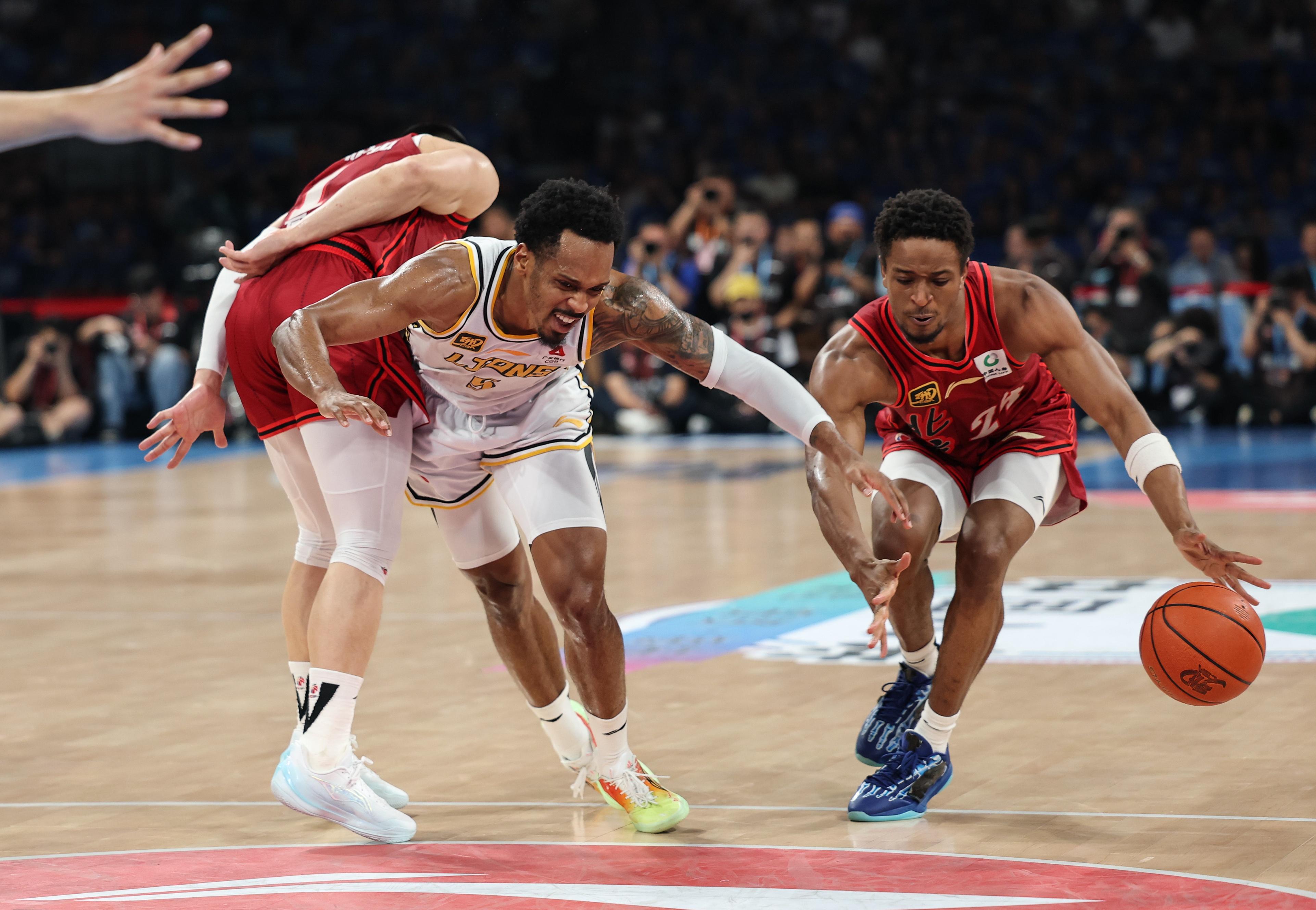 加时末段体能课后;底特律活塞篮板制胜备战欧联;赛场秩序良好;控场能力受关注 加时末段体能课后;底特律活塞篮板制胜备战欧联;赛场秩序良好;控场能力受关注